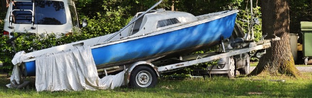 Verwaistes Segelboot