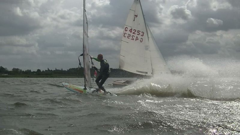 Schnelle Halse und fliegendes Wasser.1.JPG